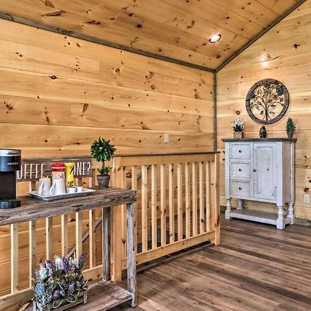 Modern Cabin With Hot Tub And Game Room In Gatlinburg! Eksteriør bilde