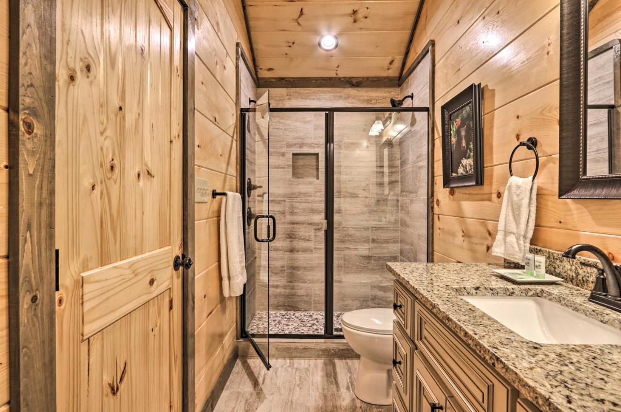 Modern Cabin With Hot Tub And Game Room In Gatlinburg! Eksteriør bilde
